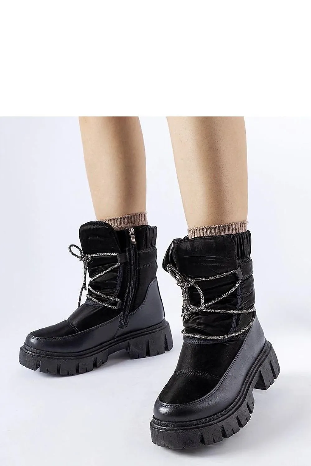 Black snow boots with zircons