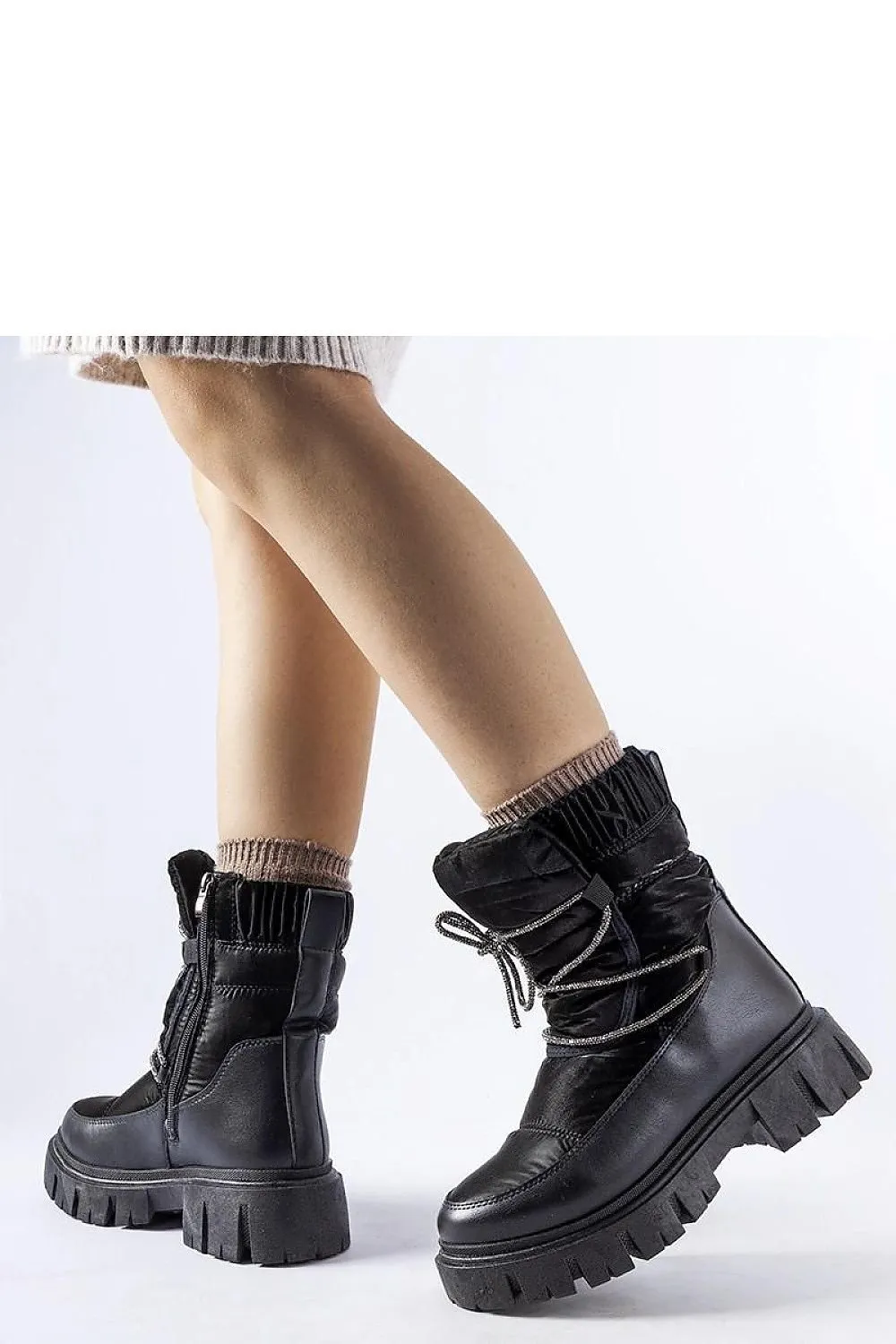 Black snow boots with zircons
